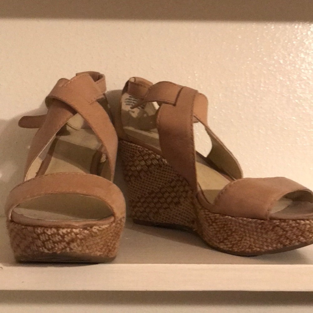 beachy Nine West wedges